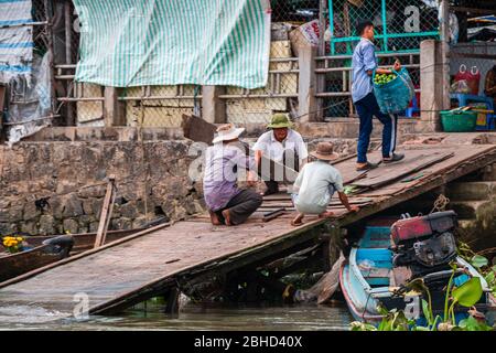 Verkäufer verkaufen verschiedene Produkte von Booten auf Cai Be Floating Market, Mekong Delta, Vietnam Stockfoto