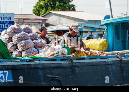 Verkäufer verkaufen verschiedene Produkte von Booten auf Cai Be Floating Market, Mekong Delta, Vietnam Stockfoto