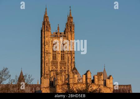 Bell Harry Tower, Canterbury Cathedral im frühen goldenen Licht Kent UK Stockfoto