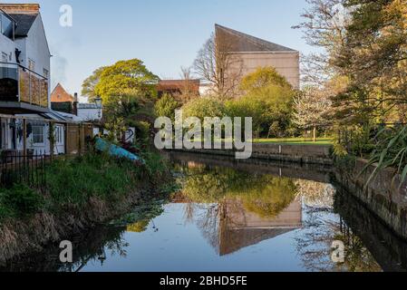 Das Marlowe Theater in Canterbury spiegelt sich im Fluss Stour wider. Stockfoto