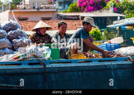 Verkäufer verkaufen verschiedene Produkte von Booten auf Cai Be Floating Market, Mekong Delta, Vietnam Stockfoto