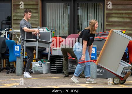 Brentwood Essex, Großbritannien. April 2020. Lokale Freiwillige und NHS-Mitarbeiter laden und entladen Krankenhausbetten und andere Ausrüstung im Brentwood Community Hospital, das als Covid-19-Einrichtung verwendet wird.Quelle: Ian Davidson/Alamy Live News Stockfoto