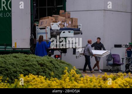 Brentwood Essex, Großbritannien. April 2020. Lokale Freiwillige und NHS-Mitarbeiter laden und entladen Krankenhausbetten und andere Ausrüstung im Brentwood Community Hospital, das als Covid-19-Einrichtung verwendet wird.Quelle: Ian Davidson/Alamy Live News Stockfoto