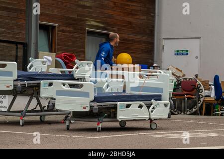 Brentwood Essex, Großbritannien. April 2020. Lokale Freiwillige und NHS-Mitarbeiter laden und entladen Krankenhausbetten und andere Ausrüstung im Brentwood Community Hospital, das als Covid-19-Einrichtung verwendet wird.Quelle: Ian Davidson/Alamy Live News Stockfoto