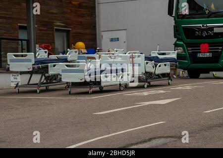 Brentwood Essex, Großbritannien. April 2020. Lokale Freiwillige und NHS-Mitarbeiter laden und entladen Krankenhausbetten und andere Ausrüstung im Brentwood Community Hospital, das als Covid-19-Einrichtung verwendet wird.Quelle: Ian Davidson/Alamy Live News Stockfoto
