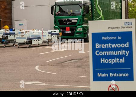Brentwood Essex, Großbritannien. April 2020. Lokale Freiwillige und NHS-Mitarbeiter laden und entladen Krankenhausbetten und andere Ausrüstung im Brentwood Community Hospital, das als Covid-19-Einrichtung verwendet wird.Quelle: Ian Davidson/Alamy Live News Stockfoto