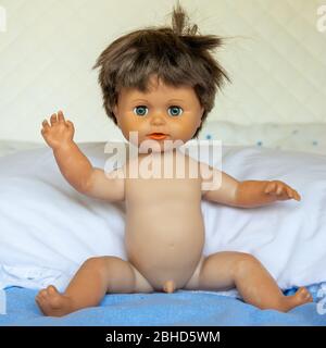 Realistische alte Timmy Tears Puppe aus den 1990er Jahren Stockfoto