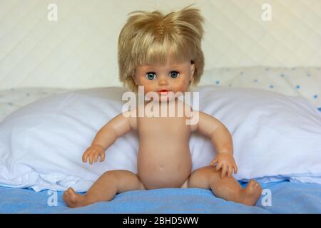 Realistische alte winzige Tears Puppe aus den 1990er Jahren Stockfoto