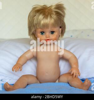Realistische alte winzige Tears Puppe aus den 1990er Jahren Stockfoto