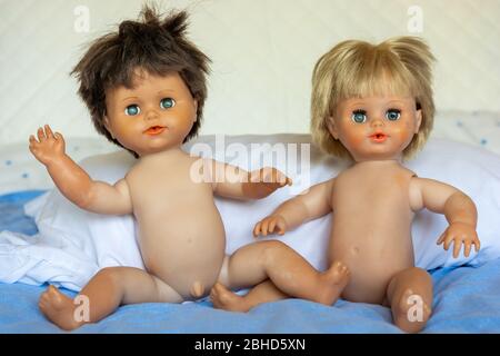 Realistische alte Timmy Tears und winzige Tears Puppen aus den 1990er Jahren Stockfoto