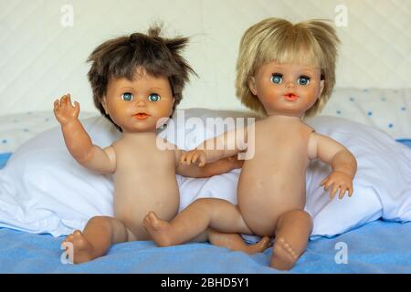 Realistische alte Timmy Tears und winzige Tears Puppen aus den 1990er Jahren Stockfoto