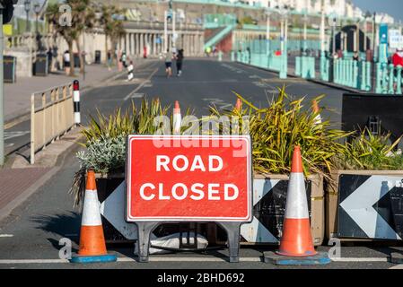 Brighton UK, 23. April 2020: Der Madeira Drive, direkt am Meer in Brighton, ist die erste Straße in Großbritannien, die gesperrt wurde, um mehr Platz für Radfahrer zu schaffen Stockfoto