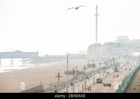 Brighton UK, 23. April 2020: Der Madeira Drive, direkt am Meer in Brighton, ist die erste Straße in Großbritannien, die gesperrt wurde, um mehr Platz für Radfahrer zu schaffen Stockfoto
