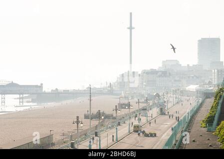 Brighton UK, 23. April 2020: Der Madeira Drive, direkt am Meer in Brighton, ist die erste Straße in Großbritannien, die gesperrt wurde, um mehr Platz für Radfahrer zu schaffen Stockfoto