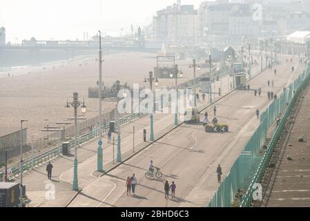 Brighton UK, 23. April 2020: Der Madeira Drive, direkt am Meer in Brighton, ist die erste Straße in Großbritannien, die gesperrt wurde, um mehr Platz für Radfahrer zu schaffen Stockfoto