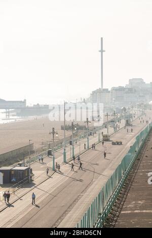 Brighton UK, 23. April 2020: Der Madeira Drive, direkt am Meer in Brighton, ist die erste Straße in Großbritannien, die gesperrt wurde, um mehr Platz für Radfahrer zu schaffen Stockfoto