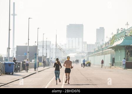 Brighton UK, 23. April 2020: Der Madeira Drive, direkt am Meer in Brighton, ist die erste Straße in Großbritannien, die gesperrt wurde, um mehr Platz für Radfahrer zu schaffen Stockfoto