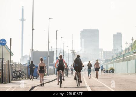 Brighton UK, 23. April 2020: Der Madeira Drive, direkt am Meer in Brighton, ist die erste Straße in Großbritannien, die gesperrt wurde, um mehr Platz für Radfahrer zu schaffen Stockfoto