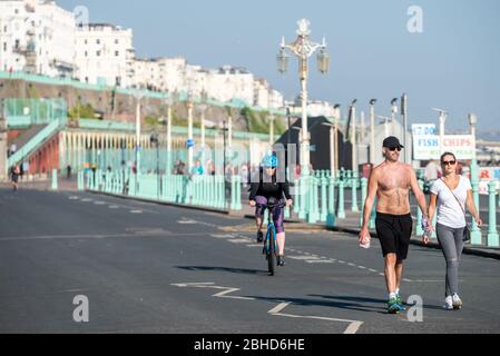 Brighton UK, 23. April 2020: Der Madeira Drive, direkt am Meer in Brighton, ist die erste Straße in Großbritannien, die gesperrt wurde, um mehr Platz für Radfahrer zu schaffen Stockfoto