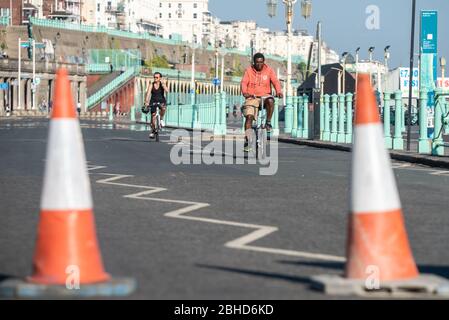 Brighton UK, 23. April 2020: Der Madeira Drive, direkt am Meer in Brighton, ist die erste Straße in Großbritannien, die gesperrt wurde, um mehr Platz für Radfahrer zu schaffen Stockfoto