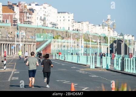 Brighton UK, 23. April 2020: Der Madeira Drive, direkt am Meer in Brighton, ist die erste Straße in Großbritannien, die gesperrt wurde, um mehr Platz für Radfahrer zu schaffen Stockfoto