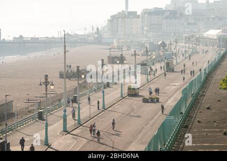 Brighton UK, 23. April 2020: Der Madeira Drive, direkt am Meer in Brighton, ist die erste Straße in Großbritannien, die gesperrt wurde, um mehr Platz für Radfahrer zu schaffen Stockfoto