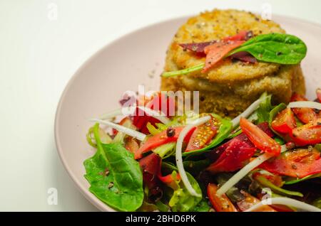 Geräucherter Schellfisch-Fischkuchen mit schmelzender Cheddar-Sauce und gemischtem Salat, Fisch und Meeresfrüchte Stockfoto