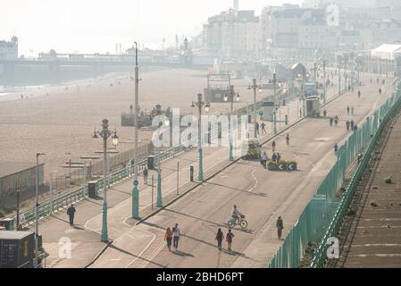Brighton UK, 23. April 2020: Der Madeira Drive, direkt am Meer in Brighton, ist die erste Straße in Großbritannien, die gesperrt wurde, um mehr Platz für Radfahrer zu schaffen Stockfoto