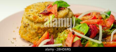 Geräucherter Schellfisch-Fischkuchen mit schmelzender Cheddar-Sauce und gemischtem Salat, Fisch und Meeresfrüchte Stockfoto