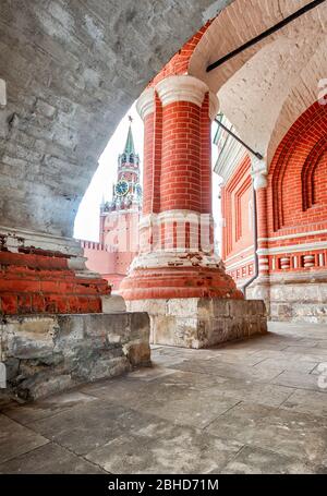 Traditionelle russische antike Architektur. Blick auf den Spasskaya-Turm des Moskauer Kremls vom Bogen der Kathedrale des heiligen Basilius (Pokrovsky) Stockfoto