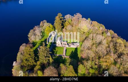 Luftaufnahme von Inchmahome Priory auf Inchmahome Island am See von Menteith in Stirlingshire, Schottland, Großbritannien Stockfoto