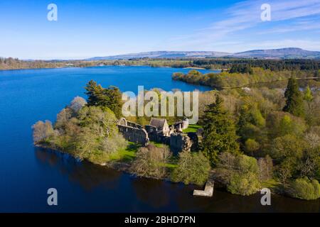 Luftaufnahme von Inchmahome Priory auf Inchmahome Island am See von Menteith in Stirlingshire, Schottland, Großbritannien Stockfoto