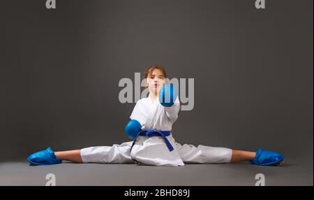 Mädchen Karate in Kimono Stockfoto