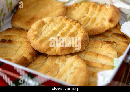 Hausgemachte Butterkekse in einer Tartan Biscuit Tin Stockfoto