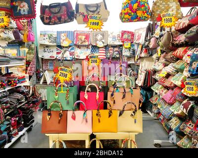 Foto von vielen Arten und Farben von Taschen im Handtaschenladen im BluePort Kaufhaus Hua hin, Thailand 12. Januar 2019 Stockfoto