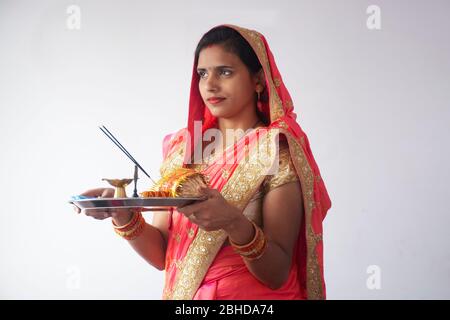 Indische Frau mit pooja thali, indische Frau mit Puja Stockfoto