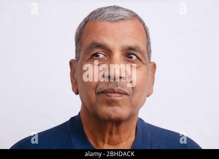 Nahaufnahme Porträt von glücklichen älteren Mann isoliert auf weißem Hintergrund Stockfoto