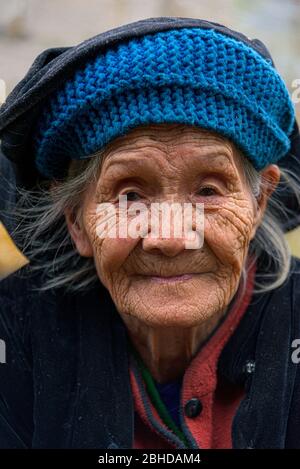 Cao Bang, Vietnam, 28. Januar 2020 - 98 Jahre alte, zerknitterte vietnamesin, die sich die Kamera anschaut, Provinz Cao Bang, Bezirk Trung Khanh Stockfoto