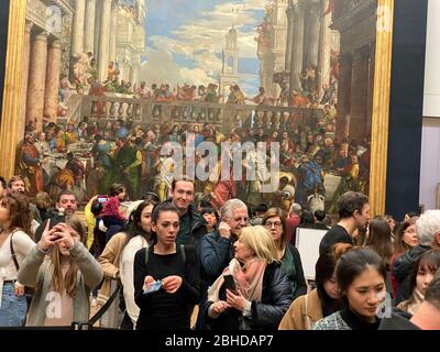 Pais, Frankreich, 21. Februar 2020, dichte Touristenmenge im Louvre-Museum vor den "Les noces de Cana" . Große Anzahl nicht identifizierter Personen Stockfoto