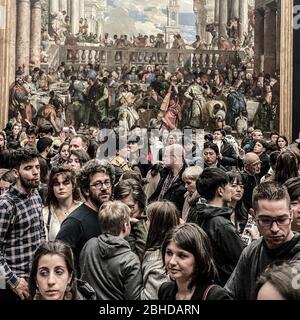 Pais, Frankreich, 21. Februar 2020, dichte Touristenmenge im Louvre-Museum vor den "Les noces de Cana" . Große Anzahl nicht identifizierter Personen Stockfoto