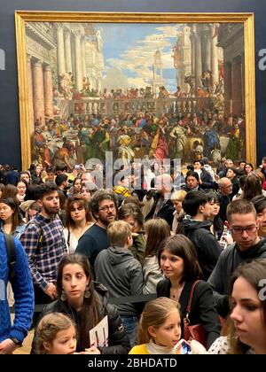 Pais, Frankreich, 21. Februar 2020, dichte Touristenmenge im Louvre-Museum vor den "Les noces de Cana" . Große Anzahl nicht identifizierter Personen Stockfoto