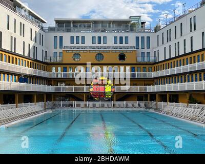 Frankreich, Paris, 22. Februar 2020, Luxus-Swimmingpool im Molitor Hotel MGallery by Sofitel Hotel in Paris XVI, mit einer Artisten Amélie Lengrand exibiti