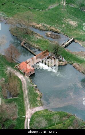 Die Mühle am Fluss Avon neben den Wasserwiesen in Britford, Salisbury Wiltshire UK Stockfoto