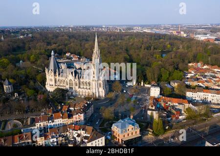 Brüssel, Laeken, Belgien, 8. April 2020: Luftaufnahme der Kirche unserer Lieben Frau von Laeken - Église Notre-Dame de Laeken Stockfoto