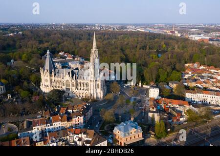Brüssel, Laeken, Belgien, 8. April 2020: Luftaufnahme der Kirche unserer Lieben Frau von Laeken - Église Notre-Dame de Laeken Stockfoto