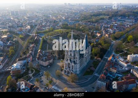 Brüssel, Laeken, Belgien, 8. April 2020: Luftaufnahme der Kirche unserer Lieben Frau von Laeken - Église Notre-Dame de Laeken Stockfoto