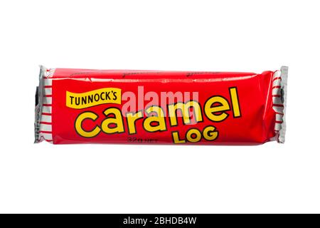 Tunnocks Caramel Log geröstete Kokosnuss bedeckt Karamell Wafer Keks - isoliert auf weißem Hintergrund Stockfoto