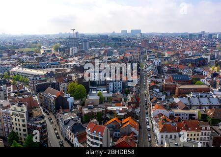 Brüssel, Belgien - 18. April 2020 -Luftaufnahme des Quai aux Briques und der Sainte-Catherine-Kirche, altes und beliebtes Viertel in Brüssel, Blick während der Confi