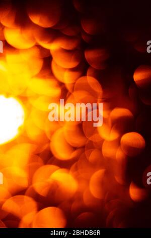 Abstrakter Hintergrund mit orangefarbenen Kreisen. Sehr schöner orangefarbener Bokeh-Hintergrund. Stockfoto