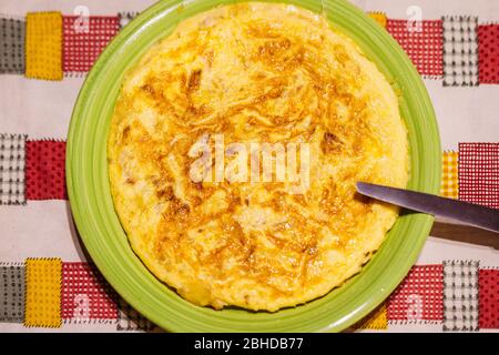 Leckere spanische Tortilla auf einem grünen Teller auf dem Tisch zu essen. Omelette mit Eiern, Kartoffeln und Zwiebeln. Stockfoto